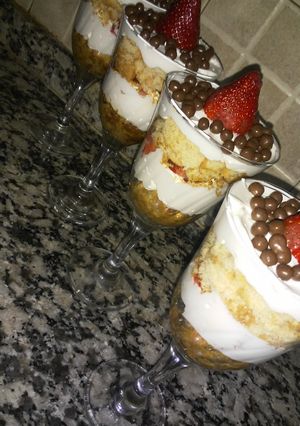 Una foto de Postre flash vainillas, chantilly y frutillas 🍓🍓🍓
