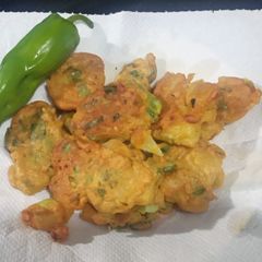 A picture of Alu Hari pyaz k pakoray.