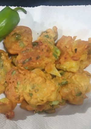 A picture of Alu Hari pyaz k pakoray.