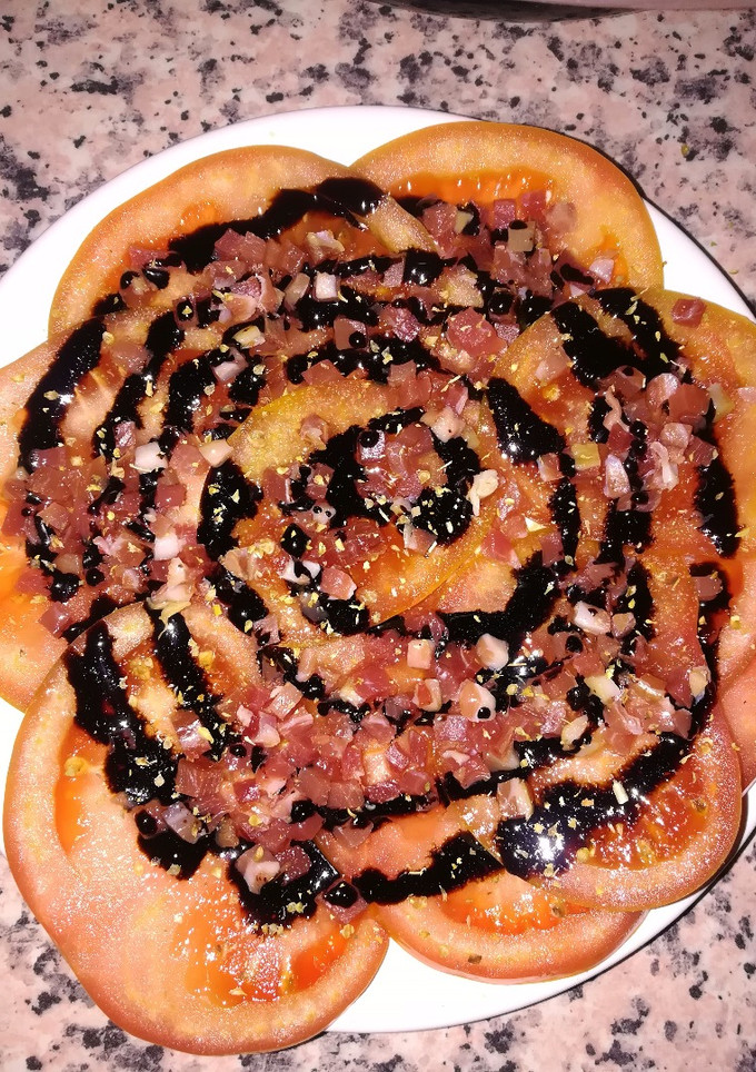 Una foto de Ensalada de tomate con jamón