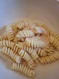 Fusilli con formaggio spalmabile e salmone