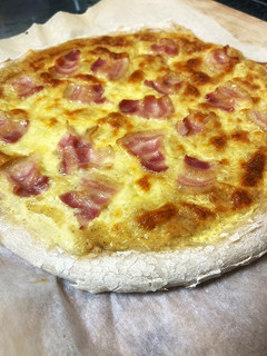 Una foto de Pizza carbonara casera (masa con prefermento)
