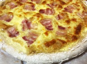 Foto principal de Pizza carbonara casera (masa con prefermento)