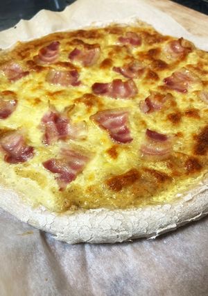 Una foto de Pizza carbonara casera (masa con prefermento)