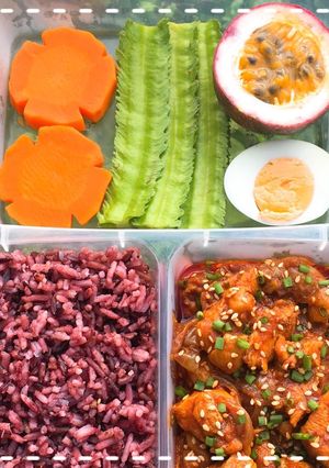 รูปของ อกไก่ผัดกิมจิ+ไข่ตุ้ม😊 คลีนนเด้อ