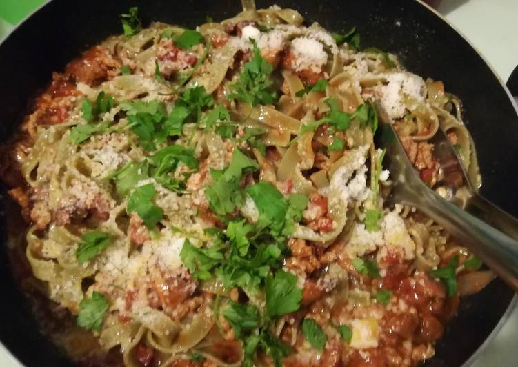 Tagliatelle verdi con ragù di "galletti" alla bolognese