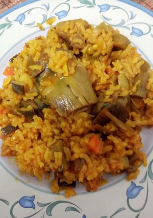 Una foto de Arroz de aprovechamiento con verduras y alcachofas