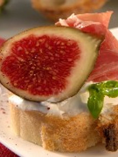 Una foto de Montadito integral de Mascarpone, higos y jamón