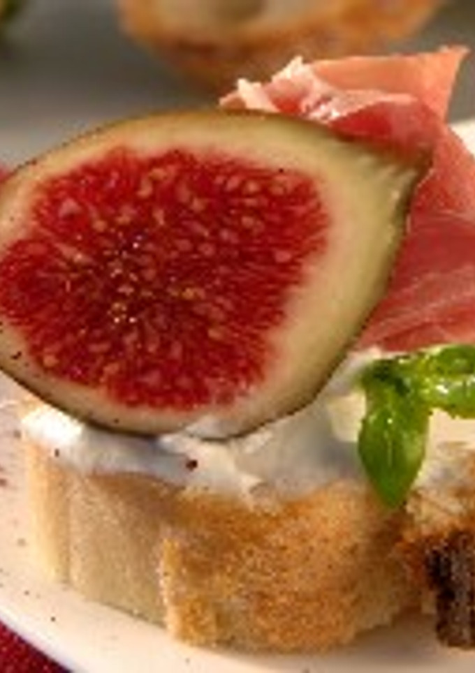 Una foto de Montadito integral de Mascarpone, higos y jamón