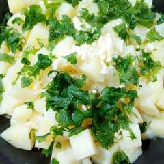A picture of Ensalada de papas con ajo y perejil.