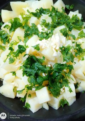 Una foto de Ensalada de papas con ajo y perejil