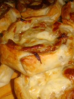 Una foto de Canastitas de cebolla caramelizada, panceta y queso