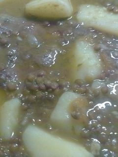 Una foto de Lentejas con costillas de cerdo en ajo Colorao