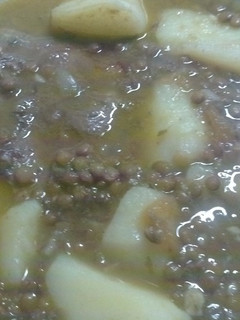 Una foto de Lentejas con costillas de cerdo en ajo Colorao