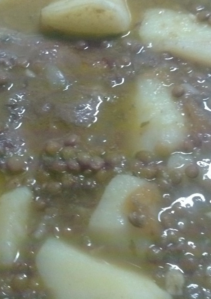 Una foto de Lentejas con costillas de cerdo en ajo Colorao