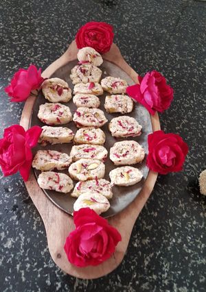 तिल गुलाब के रोल (Til gulab ke roll recipe in Hindi) रेसिपी मुख्य फोटो