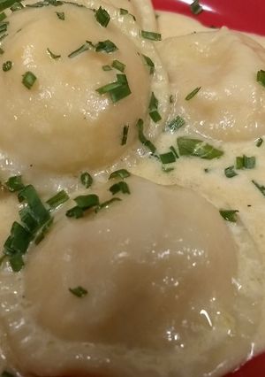 Una foto de Sorrentinos de jamón y queso con salsa crema de verdeo