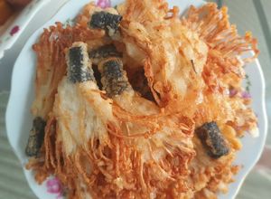 Hình của món Nấm kim châm cuộn rong biển chiên giòn (Bạch tuột chay chiên).