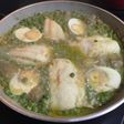 Bacalao con guisantes, alcachofas y huevos duros