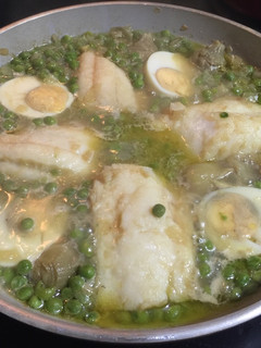 Una foto de Bacalao con guisantes, alcachofas y huevos duros
