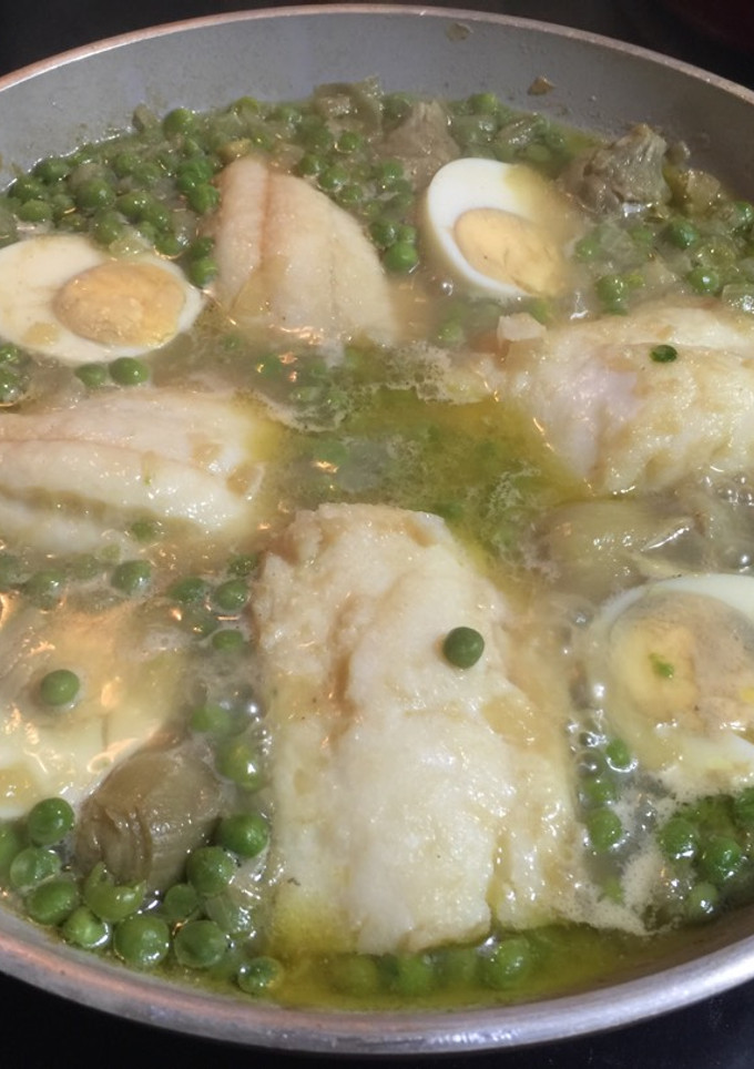 Una foto de Bacalao con guisantes, alcachofas y huevos duros
