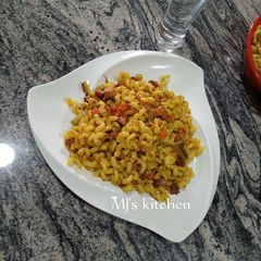 A picture of Macroni with chicken sausage.