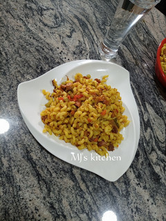 A picture of Macroni with chicken sausage.