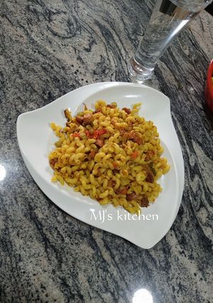 A picture of Macroni with chicken sausage.