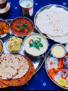 કાઠિયાવાડી થાળી (Kathiyavadi Thali recipe in Gujarati) રેસીપી મુખ્ય ફોટો