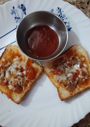 तवा ब्रेड पिज़्ज़ा (tawa bread pizza recipe in Hindi) रेसिपी मुख्य फोटो