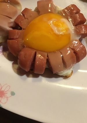 Una foto de Flor de salchicha y huevo