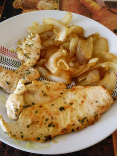 Una foto de Pechuga de pollo con cebolla caramelizada al curry
