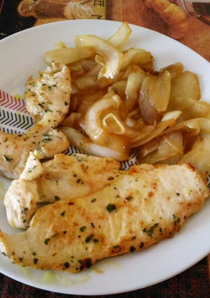 Una foto de Pechuga de pollo con cebolla caramelizada al curry