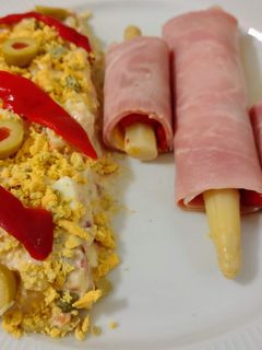Una foto de Ensaladilla rusa y espárragos envueltos en jamón, queso y pimientos