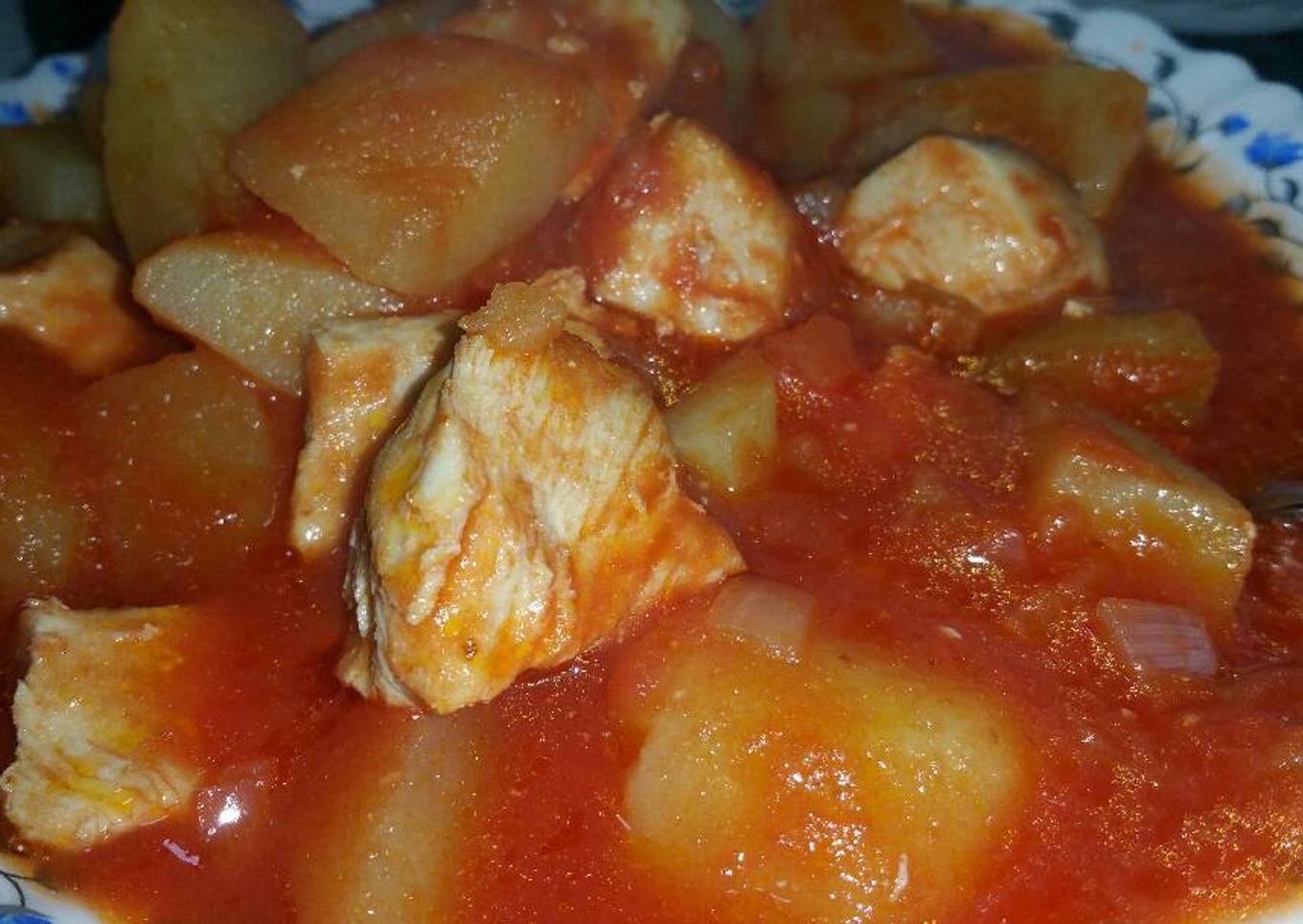 Pechuga de pollo en trozos con Tomate y patatas😋🍽