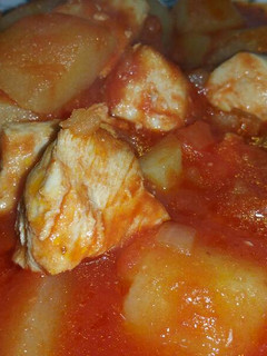 Una foto de Pechuga de pollo en trozos con Tomate y patatas😋🍽