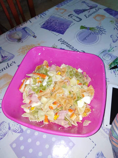 Una foto de Ensalada de pasta sencilla y rápida de hacer