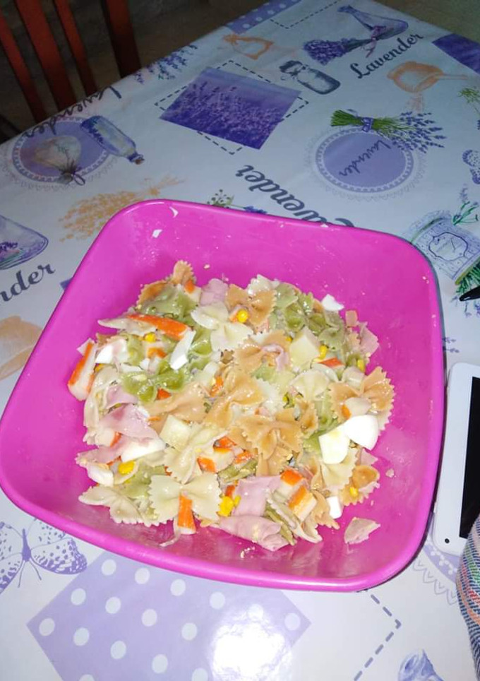 Una foto de Ensalada de pasta sencilla y rápida de hacer