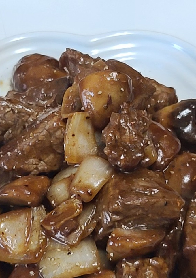 A picture of Worcestershire Sauce Mushroom Stir-Fried Beef Cubes.