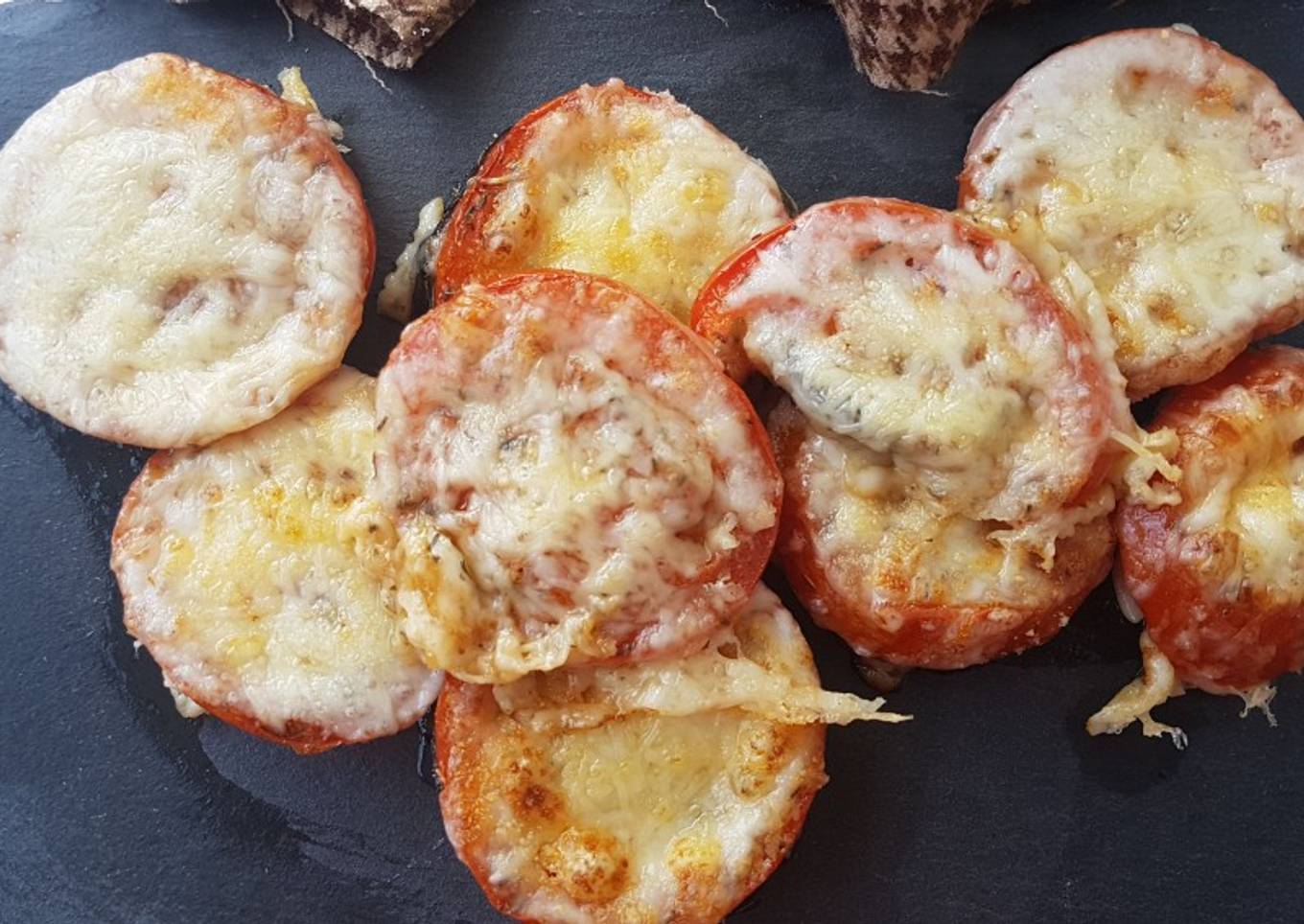 Bocados de berenjena con tomate y queso