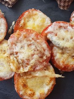 Una foto de Bocados de berenjena con tomate y queso