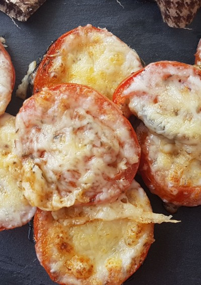 Una foto de Bocados de berenjena con tomate y queso