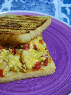 Una foto de Sándwich de revuelto de puerro y queso parmesano