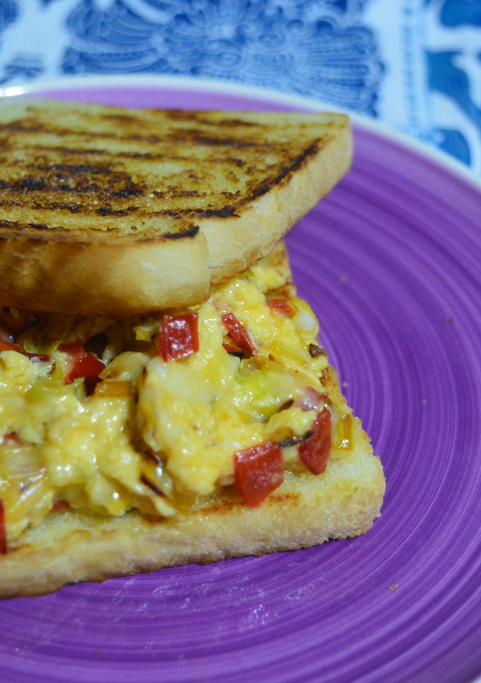 Una foto de Sándwich de revuelto de puerro y queso parmesano
