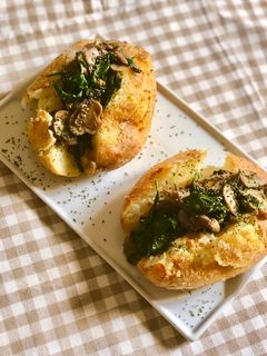 Una foto de Patatas asadas rellenas de champiñones y espinacas