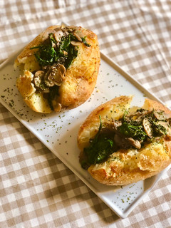 Una foto de Patatas asadas rellenas de champiñones y espinacas