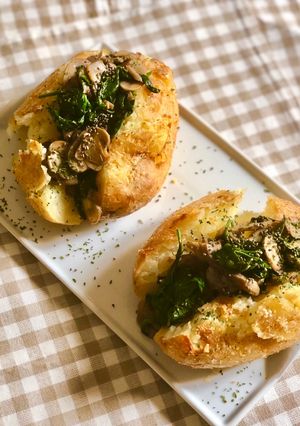Una foto de Patatas asadas rellenas de champiñones y espinacas