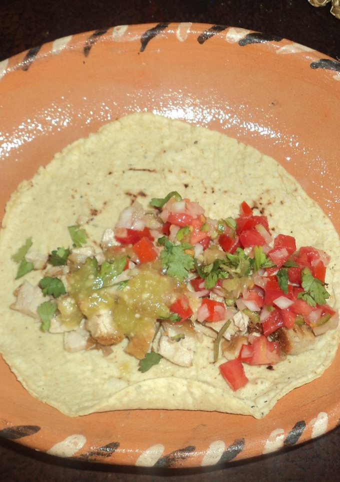 Una foto de Tacos de aldilla de cerdo a la mexicana las Correa con guacamole de frutas