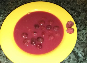 Meggyleves málnával recept fotója