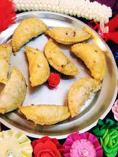 करंजी(गुजिया) (karanji / gujiya recipe in Hindi) रेसिपी मुख्य फोटो